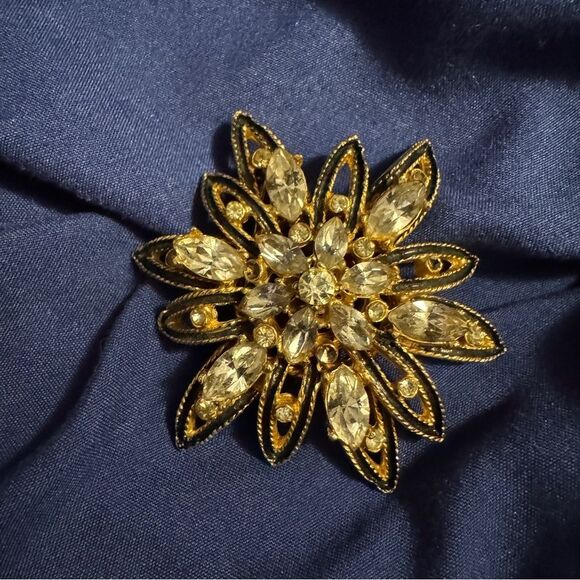 Floral Brooch with Gemstone Petals [Jewelry 072] - Picture 1 of 6
